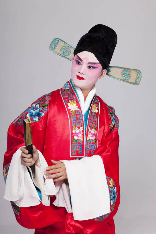 一个人,演员,微笑,竖图,彩色,白色背景,正面,化妆,帽子,北京,中国,亚洲,仅一个人,表演,艺术,造型,鲜艳,扇子,头饰,图片,注视,文化,脸谱,观察,看,站着,表情,姿势,摄影,服饰,观看,动作,察看,生,关注,中国文化,戏剧,民族服饰,演出服,京剧,东亚,国粹,男人,年轻男性,中国人,年轻人,半身,影棚拍摄,化装,中国戏曲,传统文化,舞台妆,角色,小生,bj174