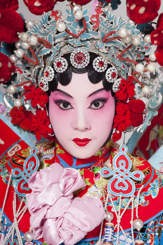 一个人,演员,竖图,彩色,白色背景,正面,化妆,北京,中国,亚洲,仅一个人,表演,艺术,装饰,造型,鲜艳,头饰,图片,注视,文化,脸谱,观察,看,站着,表情,展示,美女,姿势,摄影,服饰,头像,观看,武将,功夫,华丽,修饰,动作,点缀,察看,关注,中国文化,戏剧,民族服饰,演出服,京剧,东亚,戏曲,国粹,衬托,美观,雅致,雅观,旌旗,年轻女性,女人,中国人,年轻人,影棚拍摄,化装,战袍,中国戏曲,翎子,传统文化,舞台妆,刀马旦,雉尾,bj174