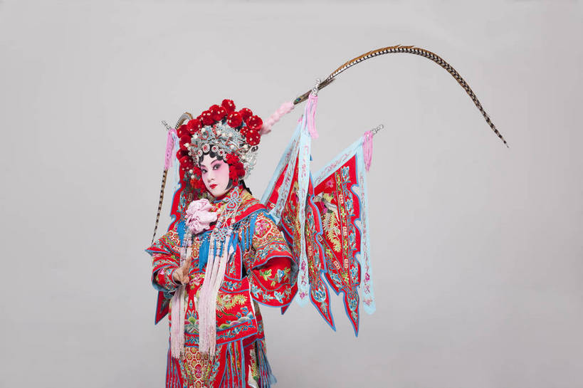 一个人,演员,横图,彩色,白色背景,侧面,化妆,北京,中国,亚洲,仅一个人,表演,艺术,装饰,造型,鲜艳,头饰,图片,注视,文化,脸谱,观察,看,站着,表情,展示,美女,姿势,摄影,服饰,观看,武将,功夫,华丽,修饰,动作,点缀,察看,关注,中国文化,戏剧,民族服饰,演出服,京剧,东亚,戏曲,国粹,衬托,美观,雅致,雅观,旌旗,年轻女性,女人,中国人,年轻人,半身,影棚拍摄,化装,战袍,中国戏曲,翎子,传统文化,舞台妆,刀马旦,雉尾,bj174