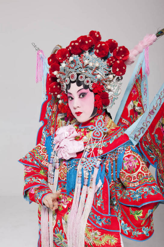 一个人,演员,竖图,彩色,白色背景,侧面,化妆,北京,中国,亚洲,仅一个人,表演,艺术,装饰,造型,鲜艳,头饰,图片,注视,文化,脸谱,观察,看,站着,表情,展示,美女,姿势,摄影,服饰,观看,武将,功夫,华丽,修饰,动作,点缀,察看,关注,中国文化,戏剧,民族服饰,演出服,京剧,东亚,戏曲,国粹,衬托,美观,雅致,雅观,旌旗,年轻女性,女人,中国人,年轻人,半身,影棚拍摄,化装,战袍,中国戏曲,翎子,传统文化,舞台妆,刀马旦,雉尾,bj174
