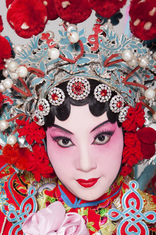 一个人,演员,竖图,彩色,白色背景,正面,化妆,北京,中国,亚洲,仅一个人,表演,艺术,装饰,造型,鲜艳,头饰,图片,注视,文化,脸谱,观察,看,站着,表情,展示,美女,姿势,摄影,服饰,头像,观看,武将,功夫,华丽,修饰,动作,点缀,察看,关注,中国文化,戏剧,民族服饰,演出服,京剧,东亚,戏曲,国粹,衬托,美观,雅致,雅观,旌旗,年轻女性,女人,中国人,年轻人,影棚拍摄,化装,战袍,中国戏曲,翎子,传统文化,舞台妆,刀马旦,雉尾,bj174