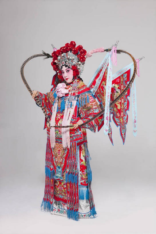 一个人,演员,竖图,彩色,白色背景,侧面,化妆,北京,中国,亚洲,仅一个人,表演,艺术,装饰,造型,鲜艳,头饰,图片,注视,文化,脸谱,观察,看,站着,表情,展示,美女,姿势,摄影,服饰,观看,武将,功夫,华丽,修饰,动作,点缀,察看,关注,中国文化,戏剧,民族服饰,演出服,京剧,东亚,戏曲,国粹,衬托,美观,雅致,雅观,旌旗,年轻女性,女人,中国人,年轻人,全身,影棚拍摄,化装,战袍,中国戏曲,翎子,传统文化,舞台妆,刀马旦,雉尾,bj174