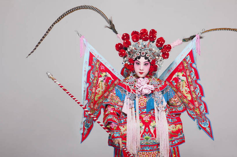 一个人,演员,横图,彩色,白色背景,正面,化妆,北京,中国,亚洲,仅一个人,表演,艺术,装饰,造型,鲜艳,头饰,图片,注视,文化,脸谱,观察,看,站着,表情,展示,美女,姿势,摄影,服饰,观看,武将,功夫,华丽,修饰,动作,点缀,察看,关注,中国文化,戏剧,民族服饰,演出服,京剧,东亚,戏曲,国粹,衬托,美观,雅致,雅观,旌旗,年轻女性,女人,中国人,年轻人,半身,影棚拍摄,化装,战袍,中国戏曲,翎子,传统文化,舞台妆,刀马旦,雉尾,bj174