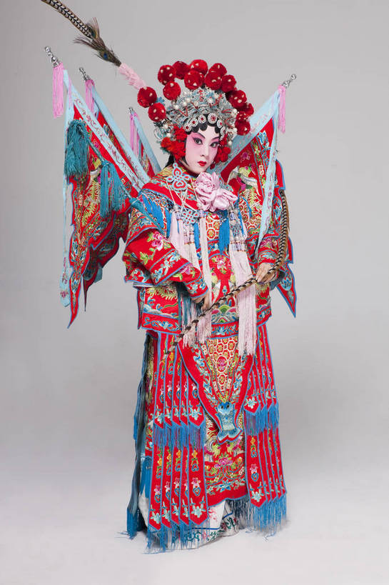 一个人,演员,竖图,彩色,白色背景,侧面,化妆,北京,中国,亚洲,仅一个人,表演,艺术,装饰,造型,鲜艳,头饰,图片,注视,文化,脸谱,观察,看,站着,表情,展示,美女,姿势,摄影,服饰,观看,武将,功夫,华丽,修饰,动作,点缀,察看,关注,中国文化,戏剧,民族服饰,演出服,京剧,东亚,戏曲,国粹,衬托,美观,雅致,雅观,旌旗,年轻女性,女人,中国人,年轻人,全身,影棚拍摄,化装,战袍,中国戏曲,翎子,传统文化,舞台妆,刀马旦,雉尾,bj174