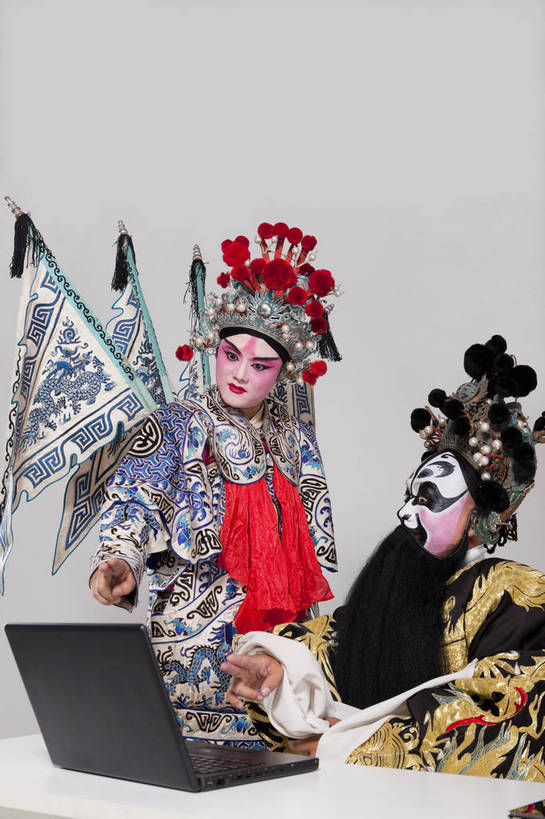 中年人,两个人,演员,微笑,竖图,彩色,白色背景,侧面,化妆,讨论,笔记本电脑,羽毛,北京,中国,亚洲,表演,轻盈,柔软,艺术,造型,鲜艳,头饰,图片,注视,文化,脸谱,观察,看,站着,表情,姿势,摄影,服饰,观看,武将,动作,察看,关注,中国文化,戏剧,民族服饰,演出服,京剧,东亚,戏曲,国粹,轻柔,旌旗,官员,上网,男人,男性,年轻男性,中年男性,中国人,年轻人,坐着,半身,影棚拍摄,化装,中国戏曲,雉毛翎,雉鸡翎,野鸡翎,翎子,武生,传统文化,丞相,舞台妆,角色,花脸,净,bj174