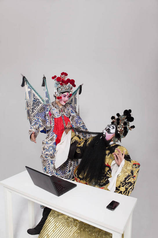 中年人,两个人,演员,微笑,竖图,彩色,白色背景,侧面,化妆,讨论,笔记本电脑,羽毛,北京,中国,亚洲,表演,轻盈,柔软,艺术,造型,鲜艳,头饰,图片,注视,文化,脸谱,观察,看,站着,表情,姿势,摄影,服饰,观看,武将,动作,察看,关注,中国文化,戏剧,民族服饰,演出服,京剧,东亚,戏曲,国粹,轻柔,旌旗,官员,上网,男人,男性,年轻男性,中年男性,中国人,年轻人,坐着,半身,影棚拍摄,化装,中国戏曲,雉毛翎,雉鸡翎,野鸡翎,翎子,武生,传统文化,丞相,舞台妆,角色,花脸,净,bj174