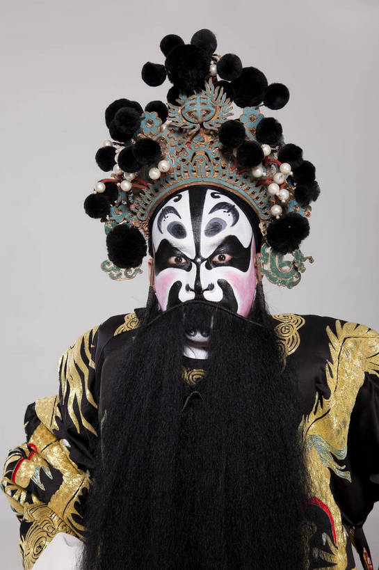 中年人,一个人,演员,竖图,彩色,白色背景,正面,化妆,北京,中国,亚洲,仅一个人,表演,艺术,造型,鲜艳,头饰,图片,注视,文化,脸谱,观察,看,站着,表情,展示,姿势,摄影,服饰,观看,功夫,动作,察看,关注,中国文化,戏剧,民族服饰,演出服,京剧,东亚,戏曲,国粹,官员,男人,中年男性,中国人,半身,影棚拍摄,化装,中国戏曲,传统文化,丞相,舞台妆,角色,花脸,净,bj174