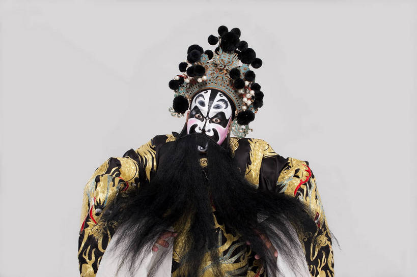 中年人,一个人,演员,横图,彩色,白色背景,正面,化妆,北京,中国,亚洲,仅一个人,表演,艺术,造型,鲜艳,头饰,图片,注视,文化,脸谱,观察,看,站着,表情,展示,姿势,摄影,服饰,观看,功夫,动作,察看,关注,中国文化,戏剧,民族服饰,演出服,京剧,东亚,戏曲,国粹,官员,男人,中年男性,中国人,半身,影棚拍摄,化装,中国戏曲,传统文化,丞相,舞台妆,角色,花脸,净,bj174