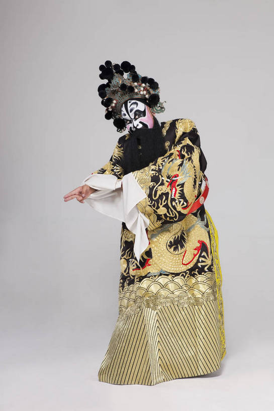 中年人,一个人,演员,竖图,彩色,白色背景,正面,化妆,北京,中国,亚洲,仅一个人,表演,艺术,造型,鲜艳,头饰,图片,注视,文化,脸谱,观察,看,站着,表情,展示,姿势,摄影,服饰,观看,功夫,动作,察看,关注,中国文化,戏剧,民族服饰,演出服,京剧,东亚,戏曲,国粹,官员,男人,中年男性,中国人,全身,影棚拍摄,化装,中国戏曲,传统文化,丞相,舞台妆,角色,花脸,净,bj174