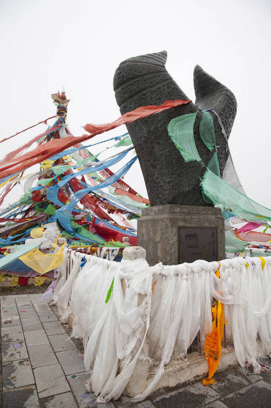 无人,竖图,彩色,室外,白天,旅游,度假,美景,名胜古迹,标志建筑,地标,建筑,中国,亚洲,遗迹,标志,图片,景观,辉煌,古迹,历史,文物,娱乐,建设,古建筑,经幡,天空,石碑,享受,休闲,旅游胜地,安静,放松,人文,摄影,象征,文明,中国文化,牛角,古文明,东亚,青海,古代文明,旅行,传统文化,玛多,bj174