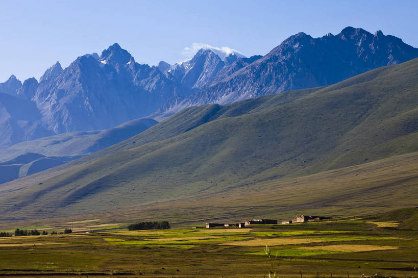 无人,横图,彩色,室外,白天,旅游,度假,美景,名胜古迹,山,山脉,田园,雪山,标志建筑,地标,建筑,中国,亚洲,节日,遗迹,图片,古迹,文化,文物,娱乐,建设,古建筑,白云,风景,蓝天,天空,自然,村庄,祈祷,享受,休闲,健康,远景,旅游胜地,放松,许愿,摄影,宗教,地理,佛教,信仰,四川省,纪念,风光,宁静,祈求,空旷,自然风光,古文明,东亚,四川,喇嘛教,藏传佛教,甘孜藏族自治州,玛尼石,中华人民共和国,西南地区,川,甘孜,甘孜州,释教,平安,藏语系佛教,西藏佛教,嘛呢石,玛尼堆,bj174