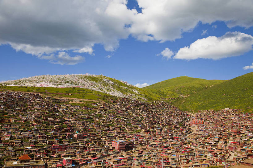 无人,学校,横图,彩色,室外,白天,旅游,度假,美景,名胜古迹,山,山脉,田园,雪,雪山,大雪,标志建筑,地标,建筑,中国,亚洲,节日,遗迹,图片,冰,积雪,景观,山峰,雪景,冬季,冬天,建筑群,塔,山峦,古典,辉煌,古迹,历史,文化,文物,娱乐,建设,古建筑,白云,蓝天,天空,村庄,祈祷,享受,休闲,健康,远景,旅游胜地,安静,放松,寒冷,人文,许愿,摄影,宗教,佛教,信仰,四川省,纪念,祈求,冰冷,文明,中国文化,古文明,东亚,四川,色达五明佛学院,甘孜藏族自治州,中华人民共和国,西南地区,严寒,川,甘孜,甘孜州,冰凉,酷寒,凛冽,凛凛,极冷,民族建筑,释教,古代文明,平安,旅行,学院,色达县,色达喇荣五明佛学院,色达,居住区,传统文化,喇荣寺五明佛学院,色达佛学院,五明佛学院,bj174