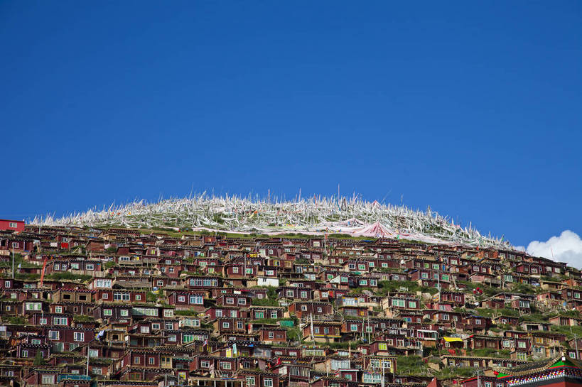 无人,学校,横图,彩色,室外,白天,旅游,度假,美景,名胜古迹,山,山脉,田园,雪,雪山,大雪,标志建筑,地标,建筑,中国,亚洲,节日,遗迹,图片,冰,积雪,景观,山峰,雪景,冬季,冬天,建筑群,塔,山峦,古典,辉煌,古迹,历史,文化,文物,娱乐,建设,古建筑,白云,蓝天,天空,村庄,祈祷,享受,休闲,健康,远景,旅游胜地,安静,放松,寒冷,人文,许愿,摄影,宗教,佛教,信仰,四川省,纪念,祈求,冰冷,文明,中国文化,古文明,东亚,四川,色达五明佛学院,甘孜藏族自治州,中华人民共和国,西南地区,严寒,川,甘孜,甘孜州,冰凉,酷寒,凛冽,凛凛,极冷,民族建筑,释教,古代文明,平安,旅行,学院,色达县,色达喇荣五明佛学院,色达,居住区,传统文化,喇荣寺五明佛学院,色达佛学院,五明佛学院,bj174