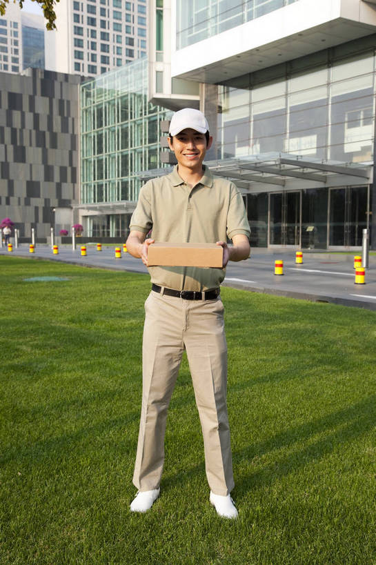 东方人,站,微笑,竖图,彩色,室外,白天,正面,商务,时尚,智慧,成功,职员,建筑,写字楼,北京,中国,仅一个人,包裹,图片,职业装,现代,现代建筑,盒子,工人,快递员,职业,商务楼,成熟,自信,摄影,青春,工作装,送货,精明,聪明,男人,男性,年轻男性,亚洲人,中国人,年轻人,白领,商人,上班族,员工,全身,愉快,匠人,劳动者,体力工,金融街,白领阶层,办公室职员,bj174