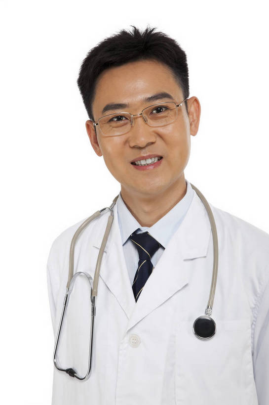 东方人,中年人,医生,站,微笑,竖图,彩色,室内,白天,白色背景,正面,时尚,智慧,成功,职员,北京,中国,仅一个人,工作,图片,职业装,现代,听诊器,医护人员,医疗人员,职业,成熟,稳重,自信,摄影,青春,医疗,戴眼镜,端庄,精明,聪明,男人,男性,年轻男性,亚洲人,中国人,年轻人,白领,大夫,商人,上班族,半身,影棚拍摄,愉快,白领阶层,办公室职员,bj174