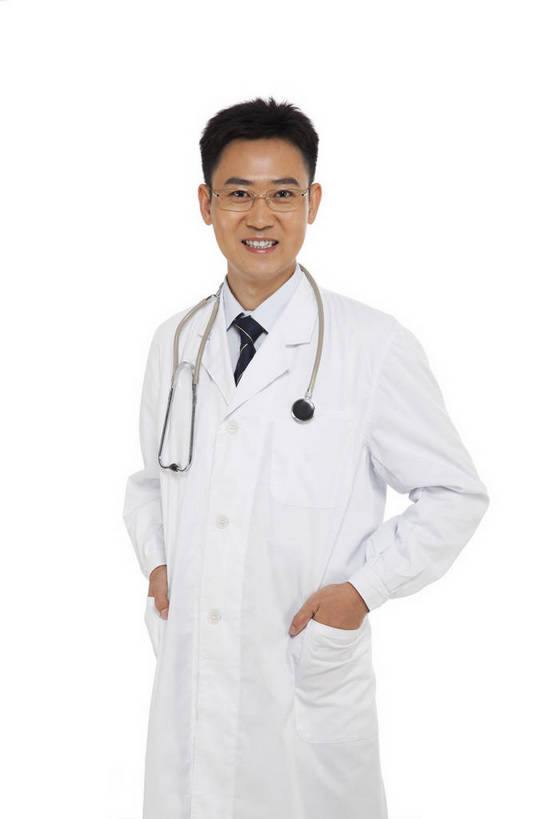 东方人,中年人,医生,站,微笑,竖图,彩色,室内,白天,白色背景,正面,时尚,智慧,成功,职员,北京,中国,仅一个人,工作,图片,职业装,现代,听诊器,医护人员,医疗人员,职业,成熟,稳重,自信,摄影,青春,医疗,戴眼镜,端庄,精明,聪明,男人,男性,年轻男性,亚洲人,中国人,年轻人,白领,大夫,商人,上班族,半身,影棚拍摄,愉快,白领阶层,办公室职员,bj174