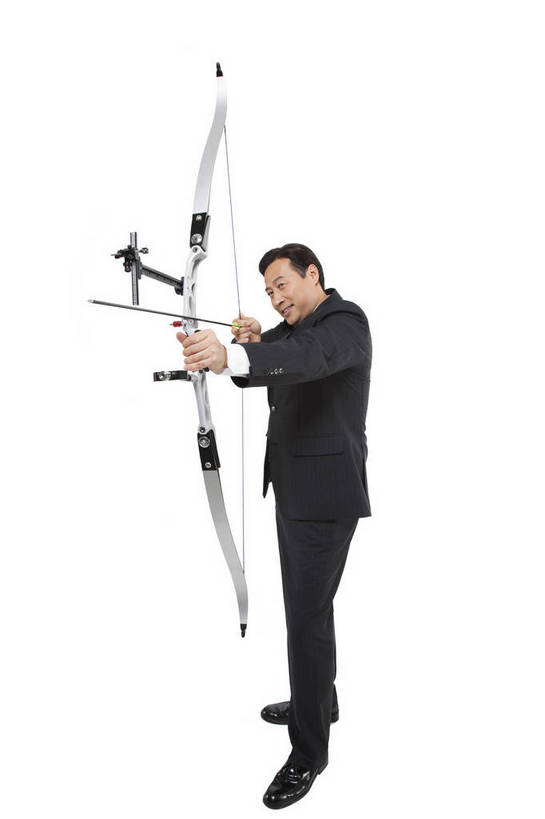 东方人,中年人,商务人士,商务男性,站,竖图,彩色,室内,白天,白色背景,侧面,衬衫,商务,时尚,智慧,成功,职员,射箭,北京,中国,仅一个人,套装,正装,弓箭,图片,职业装,现代,职业,成熟,自信,摄影,青春,瞄准,商务装,工薪阶层,精明,弩,聪明,男人,男性,中年男性,亚洲人,中国人,白领,商人,上班族,全身,影棚拍摄,衬衣,西服,愉快,白领阶层,办公室职员,bj174