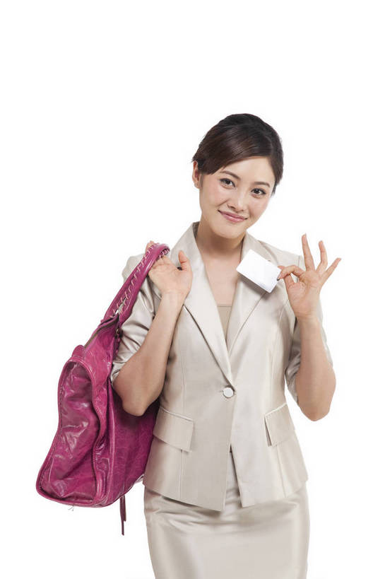 东方人,商务人士,商务女性,站,微笑,竖图,彩色,室内,白天,白色背景,正面,衬衫,购物,商务,时尚,成功,北京,中国,仅一个人,套装,正装,包,图片,美丽,职业装,手袋,现代,卡片,职业,成熟,活力,可爱,美女,自信,摄影,青春,优雅,商务装,工薪阶层,端庄,精明,银行卡,年轻女性,女人,女性,亚洲人,中国人,年轻人,白领,上班族,半身,影棚拍摄,愉快,魅力,bj174