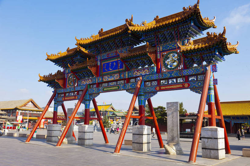 寺庙,横图,室外,白天,旅游,度假,名胜古迹,门,标志建筑,地标,建筑,中国,亚洲,游人,遗迹,牌楼,古迹,文物,娱乐,建设,古建筑,历史建筑,蓝天,享受,休闲,旅游胜地,放松,蒙,宗教,中国文化,古文明,东亚,内蒙古,呼和浩特,首府,中华人民共和国,华北地区,内蒙古自治区,呼和浩特市,玉泉区,旅行,大召寺,传统文化,飞檐,bj174