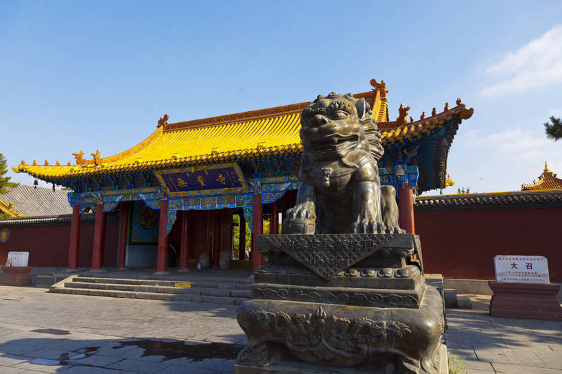 无人,寺庙,横图,彩色,室外,白天,旅游,度假,名胜古迹,门,标志建筑,地标,建筑,中国,亚洲,遗迹,雕像,图片,庭院,院子,古迹,文物,娱乐,建设,古建筑,历史建筑,蓝色,蓝天,天空,石狮,天,享受,休闲,旅游胜地,放松,蒙,摄影,宗教,中国文化,古文明,东亚,内蒙古,呼和浩特,首府,中华人民共和国,华北地区,内蒙古自治区,呼和浩特市,玉泉区,旅行,大召寺,传统文化,bj174