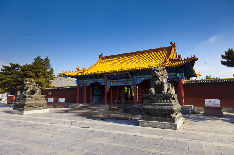 无人,寺庙,横图,彩色,室外,白天,旅游,度假,名胜古迹,门,标志建筑,地标,建筑,中国,亚洲,遗迹,雕像,图片,庭院,院子,古迹,文物,娱乐,建设,古建筑,历史建筑,蓝色,蓝天,天空,石狮,天,享受,休闲,旅游胜地,放松,蒙,摄影,宗教,中国文化,古文明,东亚,内蒙古,呼和浩特,首府,中华人民共和国,华北地区,内蒙古自治区,呼和浩特市,玉泉区,旅行,大召寺,传统文化,bj174