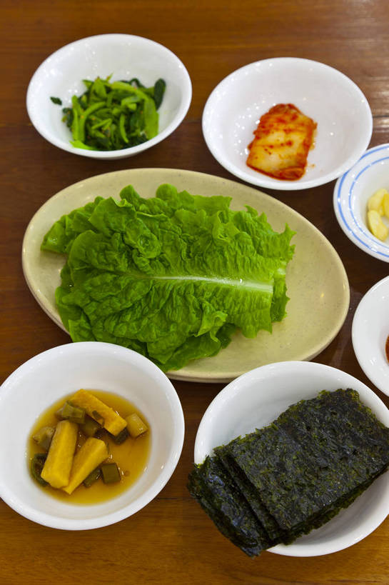 泡菜,无人,竖图,彩色,室内,特写,白天,旅游,烹饪,蔬菜,餐具,济州岛,韩国,亚洲,图片,料理,食品,小菜,韩式,咸菜,菜肴,美食,餐饮,食物,摄影,佳肴,韩国料理,东亚,韩国菜,韩式料理,韩国泡菜,大韩民国,济州,济州道,济州特别自治道,特别自治道,韩国文化,旅行,传统文化,南朝鲜,南韩,bj174