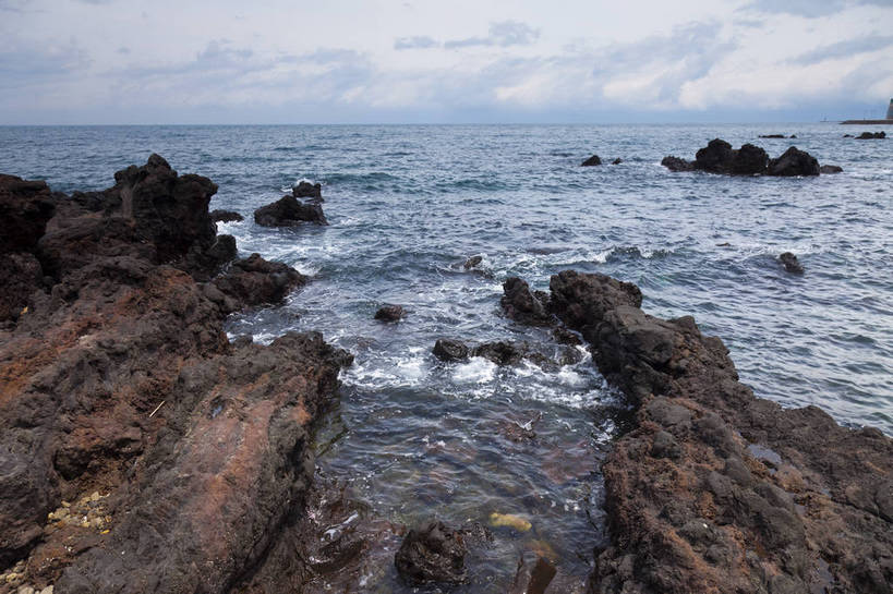 无人,横图,彩色,室外,白天,旅游,度假,海岛,礁石,名胜古迹,标志建筑,地标,建筑,济州岛,韩国,亚洲,遗迹,图片,海岸,景观,古迹,文物,娱乐,建设,古建筑,享受,休闲,旅游胜地,放松,摄影,风光,古文明,东亚,大韩民国,济州,济州道,济州特别自治道,特别自治道,济州市,龙头岩,海,岩石,旅行,南朝鲜,南韩,bj174