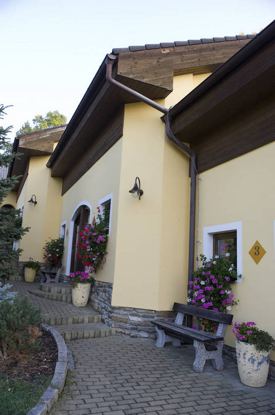 无人,竖图,彩色,室外,白天,旅游,度假,名胜古迹,别墅,标志建筑,地标,建筑,欧洲,捷克,遗迹,图片,城镇,建筑群,古迹,文物,娱乐,建设,古建筑,树,享受,休闲,旅游胜地,放松,摄影,风光,度假村,古文明,中欧,捷克共和国,民族建筑,波西米亚,克鲁姆洛夫,旅行,居住区,bj174