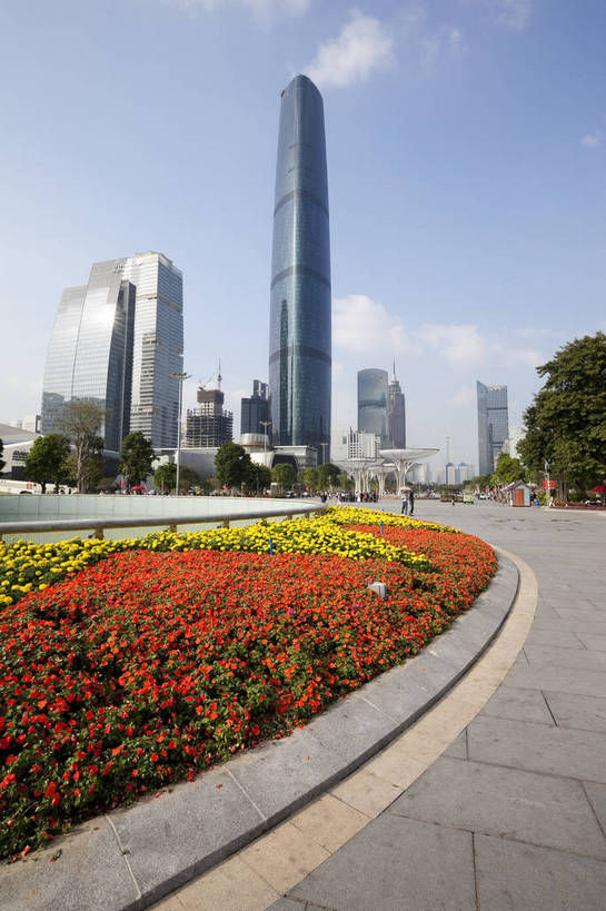 公园,广场,竖图,彩色,室外,白天,旅游,度假,美景,名胜古迹,标志建筑,城市,道路,地标,建筑,街道,路,公路,广州,中国,亚洲,游人,遗迹,花坛,图片,景观,建筑群,交通,古迹,文物,娱乐,建设,古建筑,现代建筑,地标建筑,享受,休闲,旅游胜地,摩天大厦,景色,放松,摄影,都市风光,文明,中国文化,公共场所,古文明,东亚,广东,广东省,中华人民共和国,华南地区,省会,广州市,粤,繁荣,马路,旅行,高楼,传统文化,广州新中轴线,花城广场,bj174
