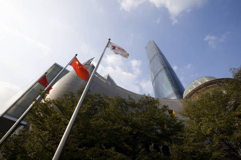 无人,广场,横图,彩色,室外,白天,仰视,旅游,度假,名胜古迹,标志建筑,城市,地标,建筑,国旗,广州,中国,亚洲,遗迹,飘扬,图片,古迹,文物,娱乐,建设,古建筑,现代建筑,树,地标建筑,享受,休闲,旅游胜地,摩天大厦,放松,摄影,都市风光,文明,中国文化,古文明,东亚,广东,广东省,中华人民共和国,华南地区,省会,广州市,粤,繁荣,旅行,高楼,传统文化,广州新中轴线,花城广场,bj174