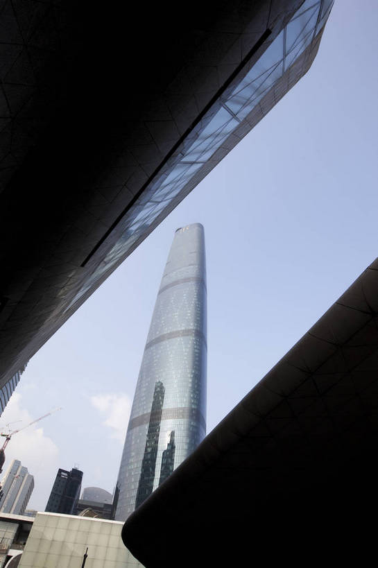 无人,广场,竖图,彩色,室外,白天,仰视,旅游,度假,名胜古迹,标志建筑,城市,地标,建筑,广州,中国,亚洲,遗迹,图片,古迹,文物,娱乐,建设,古建筑,现代建筑,地标建筑,享受,休闲,旅游胜地,摩天大厦,放松,摄影,都市风光,文明,中国文化,古文明,东亚,广东,广东省,中华人民共和国,华南地区,省会,广州市,粤,繁荣,旅行,高楼,传统文化,广州新中轴线,花城广场,bj174