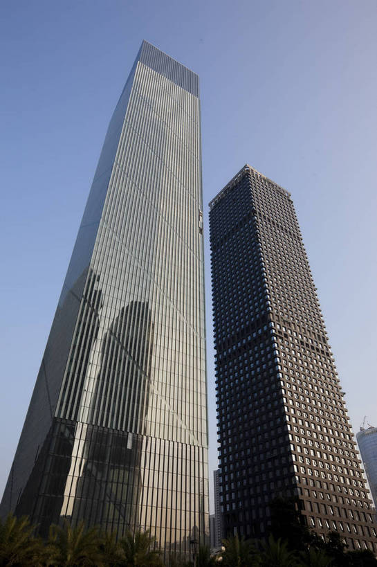 无人,广场,竖图,彩色,室外,白天,仰视,旅游,度假,名胜古迹,标志建筑,城市,地标,建筑,广州,中国,亚洲,遗迹,图片,古迹,文物,娱乐,建设,古建筑,现代建筑,地标建筑,享受,休闲,旅游胜地,摩天大厦,放松,摄影,都市风光,文明,中国文化,古文明,东亚,广东,广东省,中华人民共和国,华南地区,省会,广州市,粤,繁荣,旅行,高楼,传统文化,广州新中轴线,花城广场,bj174