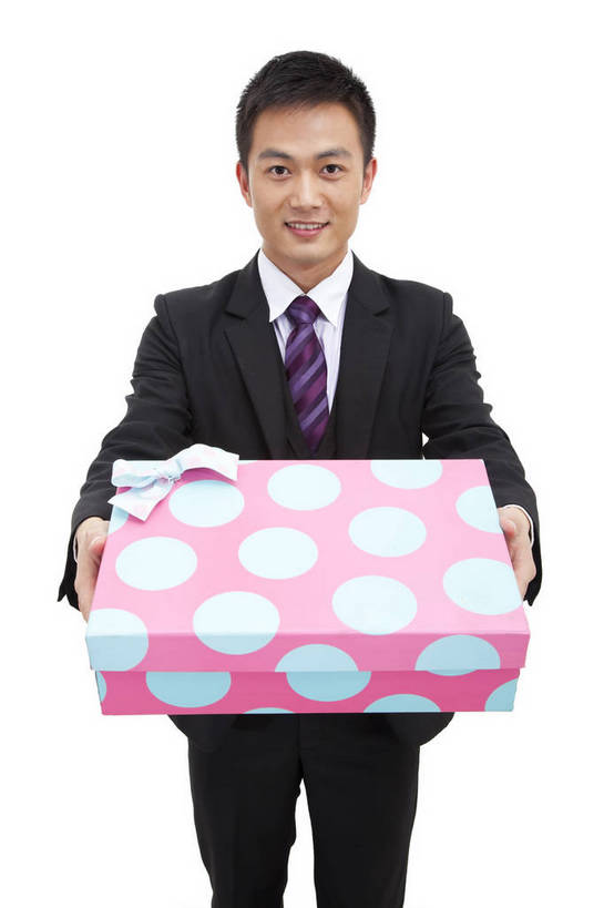 东方人,商务人士,商务男性,站,微笑,竖图,彩色,室内,白天,抠图,白色背景,正面,衬衫,西装,商务,时尚,成功,职员,礼盒,礼物,上海,中国,仅一个人,套装,正装,图片,纸盒,现代,职业,成熟,自信,摄影,青春,送礼,商务装,工薪阶层,精明,男人,男性,年轻男性,亚洲人,中国人,年轻人,白领,商人,上班族,半身,影棚拍摄,衬衣,愉快,白领阶层,办公室职员,bj174