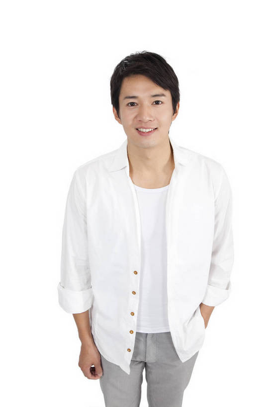 东方人,站,微笑,竖图,彩色,室内,白天,抠图,白色背景,正面,时尚,成功,广州,中国,仅一个人,图片,休闲装,休闲,健康,成熟,自信,摄影,生活方式,青春,精明,男人,男性,年轻男性,亚洲人,中国人,年轻人,半身,影棚拍摄,愉快,bj174