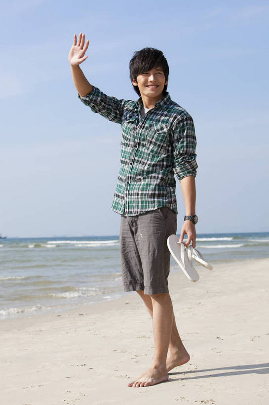 东方人,走,竖图,彩色,室外,白天,侧面,度假,时尚,成功,沙滩,广州,中国,仅一个人,漫步,图片,休闲装,自然,休闲,健康,活力,自信,摄影,生活方式,青春,男人,男性,年轻男性,亚洲人,中国人,年轻人,海,海滩,全身,愉快,bj174