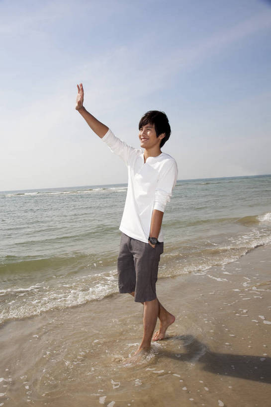 东方人,走,竖图,彩色,室外,白天,侧面,度假,时尚,成功,沙滩,广州,中国,仅一个人,漫步,图片,休闲装,自然,休闲,健康,活力,自信,摄影,生活方式,青春,男人,男性,年轻男性,亚洲人,中国人,年轻人,海,海滩,全身,愉快,bj174