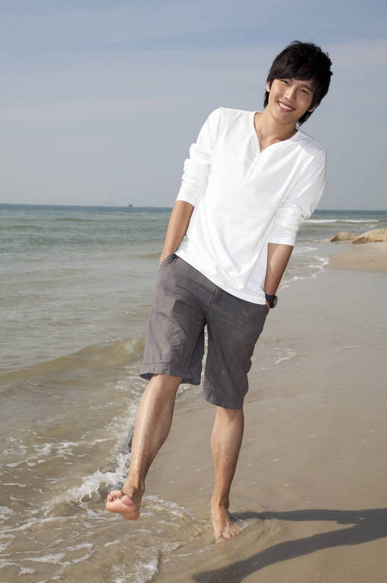 东方人,走,竖图,彩色,室外,白天,侧面,度假,时尚,成功,沙滩,广州,中国,仅一个人,漫步,图片,休闲装,自然,休闲,健康,活力,自信,摄影,生活方式,青春,男人,男性,年轻男性,亚洲人,中国人,年轻人,海,海滩,全身,愉快,bj174