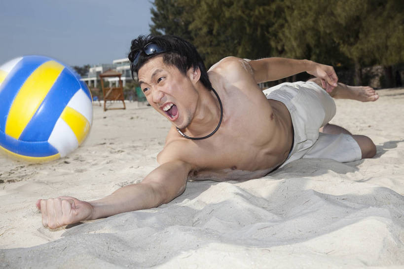 东方人,横图,彩色,室外,白天,侧面,度假,时尚,成功,运动,排球,沙滩,广州,中国,仅一个人,图片,网,接球,沙滩排球,休闲装,娱乐,场地,自然,休闲,健康,活力,自信,摄影,生活方式,青春,俯冲,男人,男性,年轻男性,亚洲人,中国人,年轻人,海滩,全身,健身,愉快,bj174