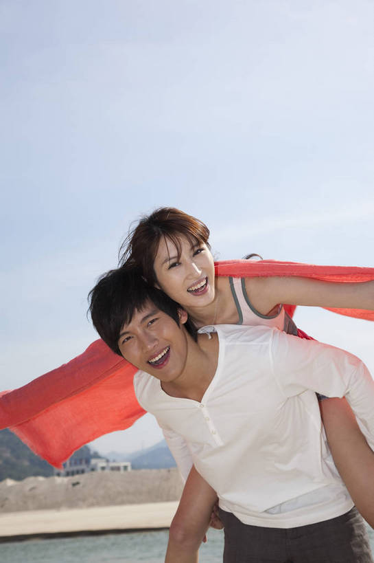 东方人,两个人,家庭,夫妻,站,微笑,竖图,彩色,室外,白天,侧面,度假,时尚,沙滩,纺织品,广州,中国,装饰,毛毯,毯子,图片,美丽,休闲装,纺织,红色,自然,垫子,休闲,温暖,活力,可爱,亲密,自信,摄影,生活方式,青春,优雅,华丽,修饰,点缀,亲情,裹着,衬托,美观,雅致,雅观,男人,男性,年轻男性,年轻女性,女人,女性,中国人,年轻人,海滩,半身,爱,愉快,bj174