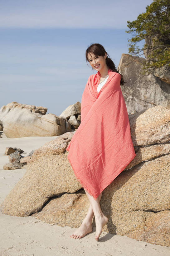 东方人,站,微笑,竖图,彩色,室外,白天,侧面,度假,时尚,性感,礁石,沙滩,纺织品,广州,中国,仅一个人,装饰,毛毯,毯子,图片,美丽,休闲装,纺织,红色,自然,垫子,休闲,健康,温暖,活力,可爱,美女,自信,摄影,生活方式,青春,优雅,华丽,修饰,点缀,裹着,衬托,美观,雅致,雅观,乐观,年轻女性,女人,女性,亚洲人,中国人,年轻人,海滩,全身,愉快,bj174