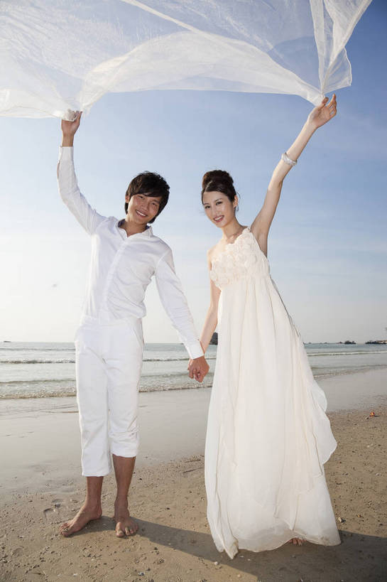 东方人,两个人,家庭,夫妻,走,微笑,竖图,彩色,室外,白天,正面,婚纱,裙子,度假,时尚,沙滩,广州,中国,漫步,图片,美丽,自然,休闲,活力,可爱,亲密,自信,摄影,生活方式,青春,优雅,挥舞,亲近,亲情,纱裙,男人,男性,年轻男性,年轻女性,女人,女性,中国人,年轻人,海滩,全身,礼服,爱,愉快,bj174
