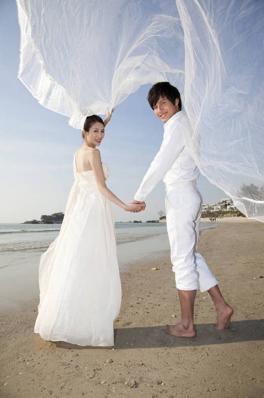 东方人,两个人,家庭,夫妻,走,微笑,竖图,彩色,室外,白天,婚纱,裙子,度假,时尚,沙滩,广州,中国,漫步,图片,美丽,背面,自然,休闲,活力,可爱,亲密,自信,摄影,生活方式,青春,优雅,挥舞,亲近,亲情,纱裙,男人,男性,年轻男性,年轻女性,女人,女性,中国人,年轻人,海滩,全身,礼服,爱,愉快,bj174