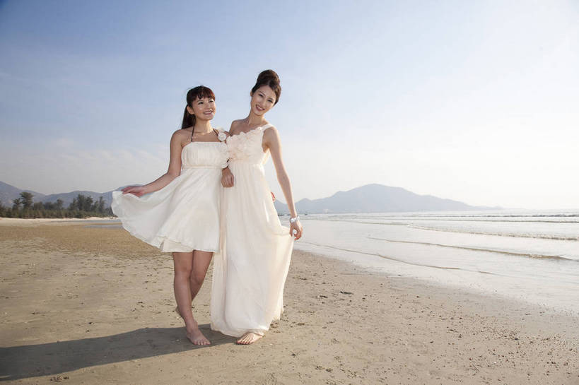 东方人,两个人,家庭,夫妻,站,微笑,横图,彩色,室外,白天,正面,婚纱,裙子,度假,时尚,沙滩,广州,中国,图片,美丽,自然,并肩,休闲,活力,可爱,亲密,自信,摄影,生活方式,青春,优雅,亲近,亲情,纱裙,男人,男性,年轻男性,年轻女性,女人,女性,中国人,年轻人,海滩,拉手,全身,礼服,爱,愉快,bj174