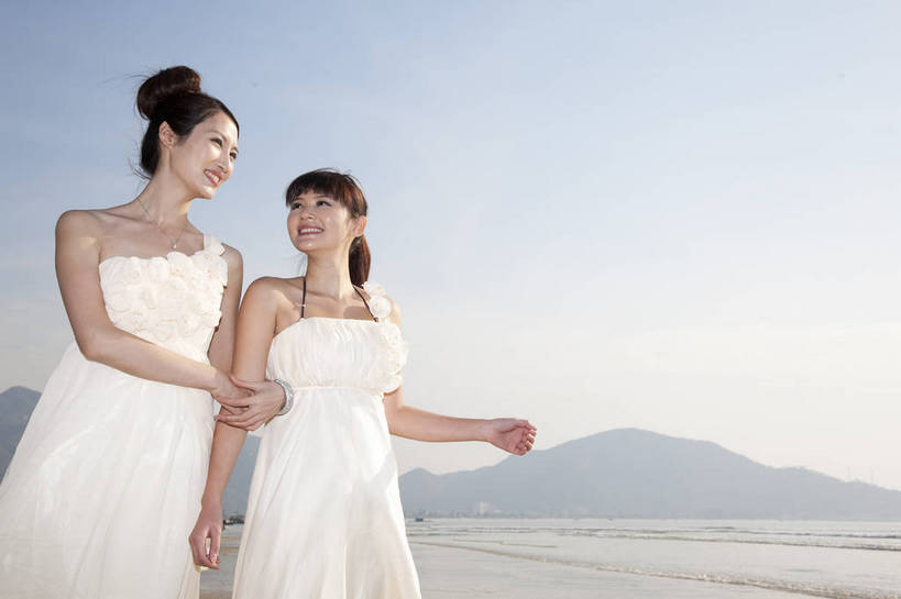 东方人,两个人,家庭,夫妻,站,微笑,横图,彩色,室外,白天,正面,侧面,婚纱,裙子,度假,时尚,沙滩,广州,中国,图片,美丽,自然,并肩,休闲,活力,可爱,亲密,自信,摄影,生活方式,青春,优雅,亲近,亲情,纱裙,男人,男性,年轻男性,年轻女性,女人,女性,中国人,年轻人,海滩,拉手,半身,礼服,爱,愉快,bj174