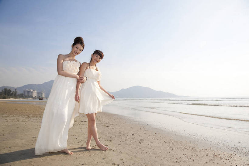 东方人,两个人,家庭,夫妻,站,微笑,横图,彩色,室外,白天,正面,侧面,婚纱,裙子,度假,时尚,沙滩,广州,中国,图片,美丽,自然,并肩,休闲,活力,可爱,亲密,自信,摄影,生活方式,青春,优雅,亲近,亲情,纱裙,男人,男性,年轻男性,年轻女性,女人,女性,中国人,年轻人,海滩,拉手,全身,礼服,爱,愉快,bj174