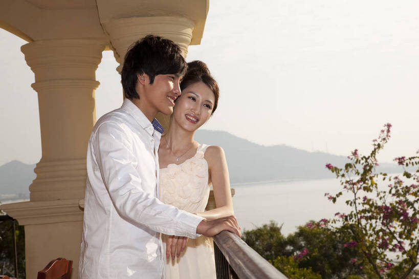 东方人,两个人,家庭,夫妻,花园,站,微笑,横图,彩色,室外,白天,侧面,婚纱,裙子,度假,时尚,别墅,建筑,酒店,广州,中国,图片,美丽,依偎,现代建筑,休闲,活力,可爱,亲密,自信,摄影,生活方式,青春,优雅,海滨,亲近,亲情,纱裙,男人,男性,年轻男性,年轻女性,女人,女性,中国人,年轻人,海,半身,礼服,爱,愉快,bj174