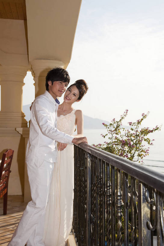 东方人,两个人,家庭,夫妻,花园,站,微笑,竖图,彩色,室外,白天,侧面,婚纱,裙子,度假,时尚,别墅,建筑,酒店,广州,中国,图片,美丽,依偎,现代建筑,休闲,活力,可爱,亲密,自信,摄影,生活方式,青春,优雅,海滨,亲近,亲情,纱裙,男人,男性,年轻男性,年轻女性,女人,女性,中国人,年轻人,海,全身,礼服,爱,愉快,bj174