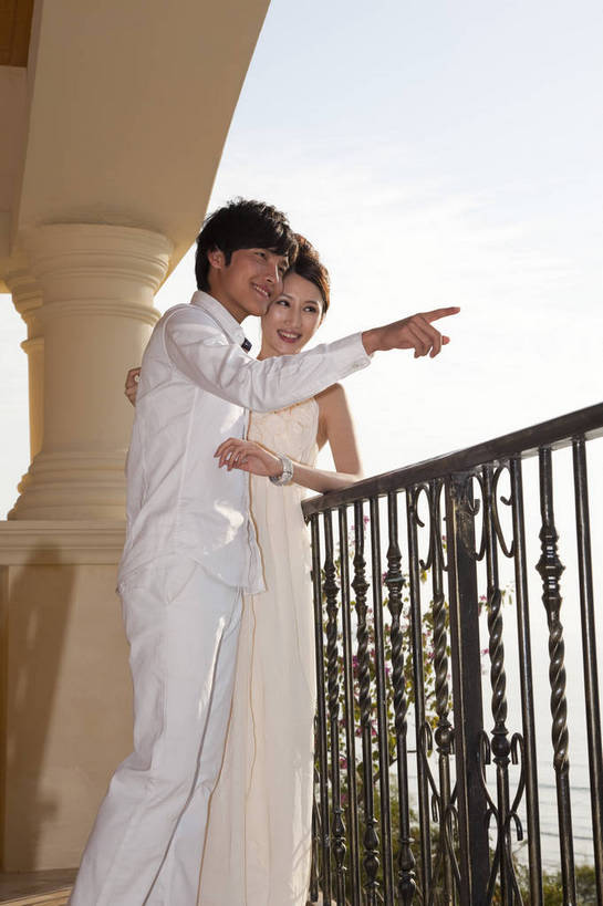 东方人,两个人,家庭,夫妻,花园,站,微笑,竖图,彩色,室外,白天,侧面,婚纱,裙子,度假,时尚,别墅,建筑,酒店,广州,中国,图片,美丽,依偎,现代建筑,休闲,活力,可爱,亲密,自信,摄影,生活方式,青春,优雅,海滨,亲近,亲情,纱裙,男人,男性,年轻男性,年轻女性,女人,女性,中国人,年轻人,海,半身,礼服,爱,愉快,bj174