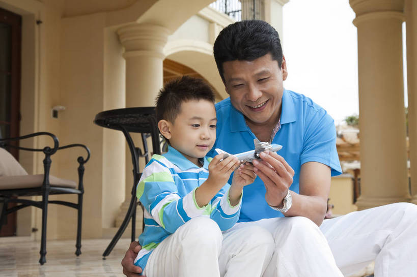 东方人,婴儿,儿童,中年人,两个人,父亲,儿子,客厅,坐,微笑,横图,彩色,室外,白天,正面,侧面,度假,时尚,幸福,纯洁,别墅,建筑,酒店,玩具,广州,中国,图片,走廊,飞机模型,玩,现代建筑,台阶,小孩,休闲,健康,温馨,父子,休闲服,活力,可爱,童趣,摄影,活泼,生活方式,亲近,亲情,宝宝,纯真,烂漫,无邪,乐观,伶俐,天真,男孩,男人,男性,中年男性,亚洲人,中国人,孩子,半身,爱,高兴,愉快,男生,奢华,bj174