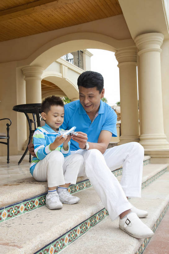 东方人,婴儿,儿童,中年人,两个人,父亲,儿子,客厅,坐,微笑,竖图,彩色,室外,白天,正面,侧面,度假,时尚,幸福,纯洁,别墅,建筑,酒店,玩具,广州,中国,图片,走廊,飞机模型,玩,现代建筑,台阶,小孩,休闲,健康,温馨,父子,休闲服,活力,可爱,童趣,摄影,活泼,生活方式,亲近,亲情,宝宝,纯真,烂漫,无邪,乐观,伶俐,天真,男孩,男人,男性,中年男性,亚洲人,中国人,孩子,全身,爱,高兴,愉快,男生,奢华,bj174